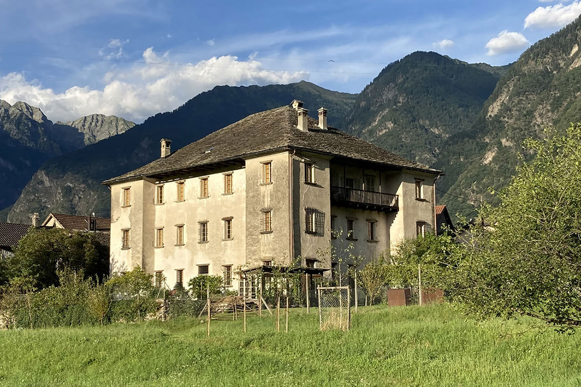 Home Palazzo Comacio, Roveredo